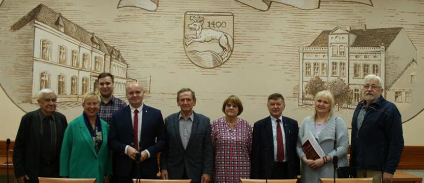 Kaszubi w grodzie nad Regą