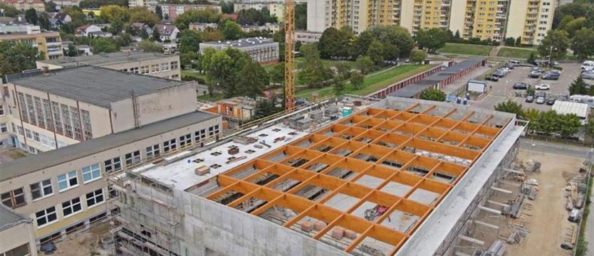 Gotowa konstrukcja dachu basenu przy SP 51