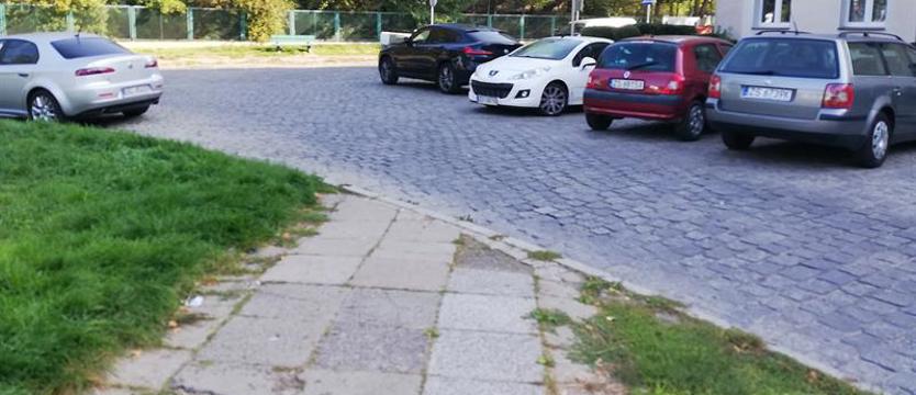 Przejścia przez pl. Norwida nie ma
