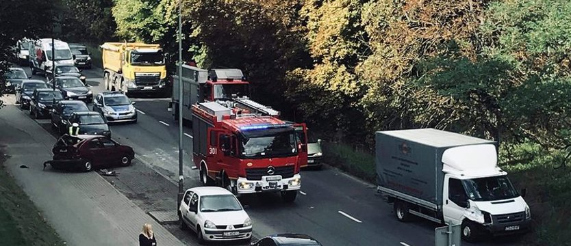 Po zderzeniu samochodów zablokowana ul. Ku Słońcu