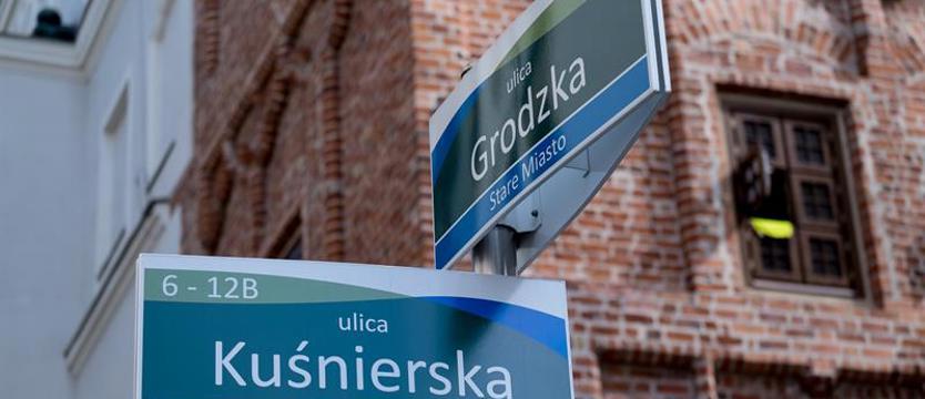 Przeglądają i naprawiają tablice