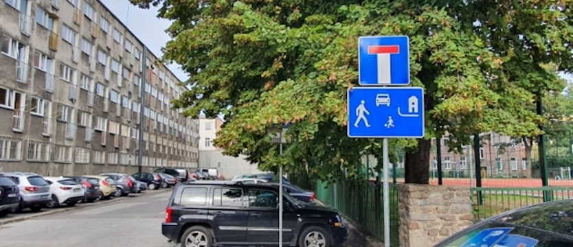 Znak ukryty w gałęziach