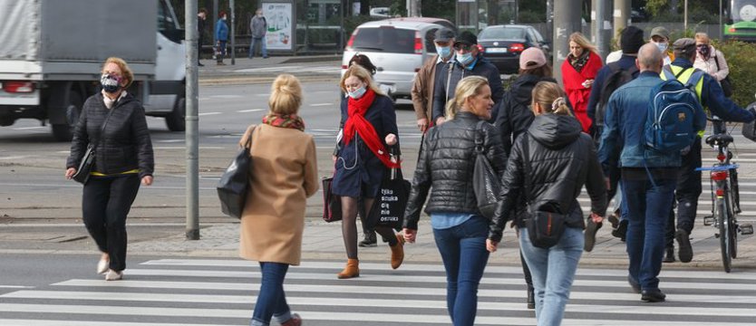W całym kraju od soboty nowe obostrzenia, m.in. maseczki na ulicach