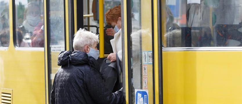 Tłok bez maseczek w komunikacji miejskiej