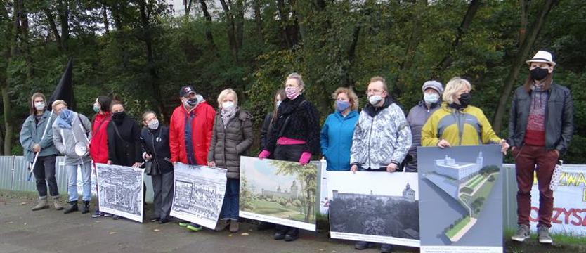 Protest w obronie drzew na skarpie Zamku Książąt Pomorskich