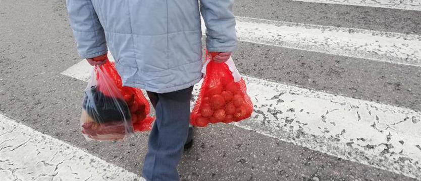 Senior zakupy zrobi, ale opiekun nie. Godziny przywilejem i kłopotem