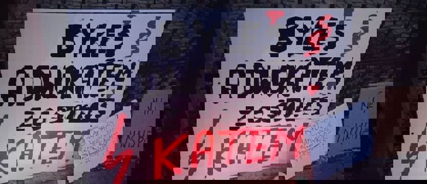 „Byłeś adwokatem, zostałeś katem” – skandowano pod domem Sochańskiego