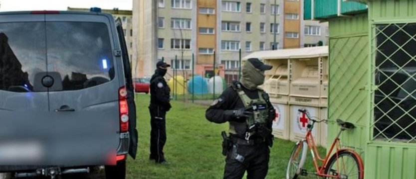 Nielegalny hazard w pobliżu szkoły w Dębnie