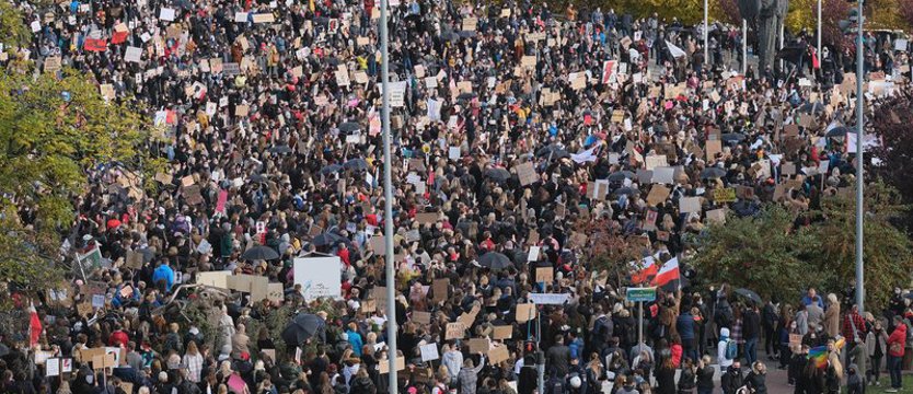 Kolejny dzień protestów i paraliżu Szczecina. „Rewolucja jest kobietą”