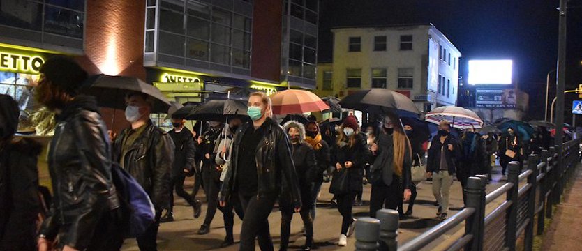 W Stargardzie maszerowali w ciszy z parasolkami
