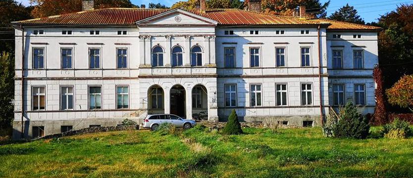 „Mecenas” K. chce sprzedać dworek w Bienicach?