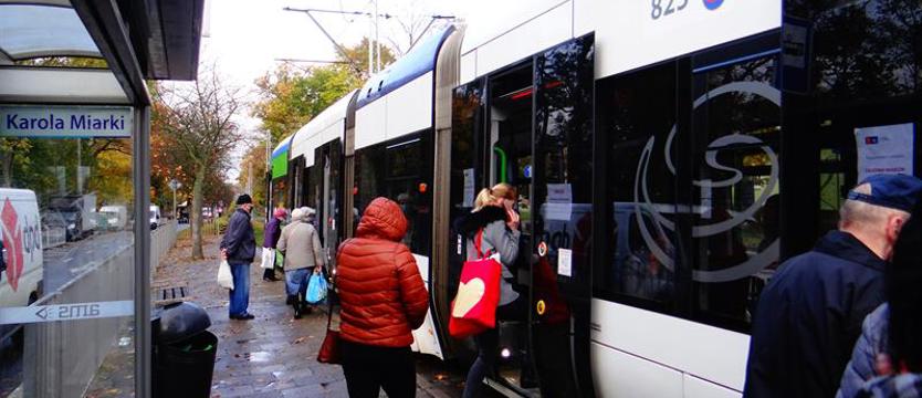 Zmiany w komunikacji miejskiej odwołane ze względu na zakaz wstępu na cmentarze