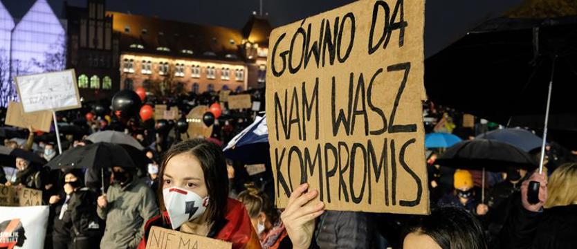 „Dziewuchy na plac! To jest wojna!”. Kolejny dzień protestów w Szczecinie
