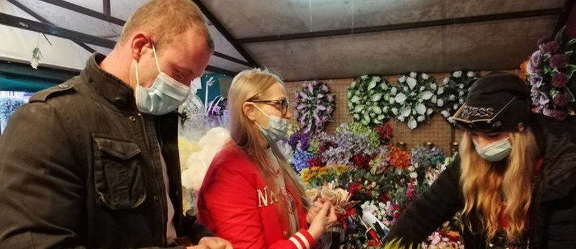 Szczecinianie kupują chryzantemy. Chcą wspomóc sprzedawców