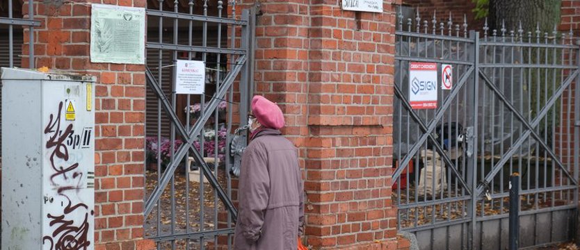 Pod bramą zamkniętego Cmentarza Centralnego w Szczecinie