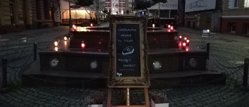 Gastronomia umiera – znicze na deptaku Bogusława