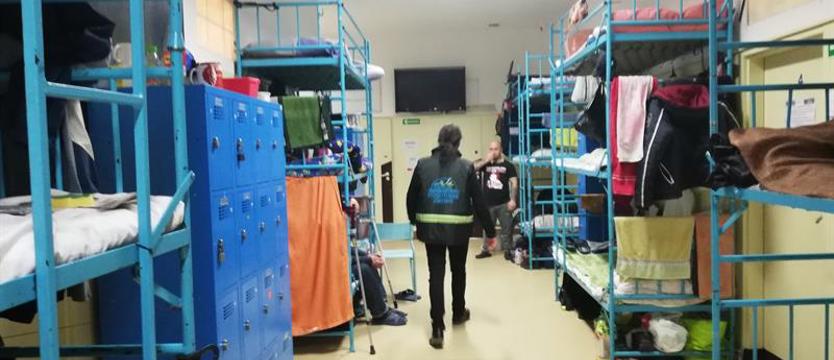 Wyjątkowo trudny czas dla osób bezdomnych. Gdzie szukać wsparcia?