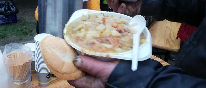Pomóż rozlewać zupę dalej!