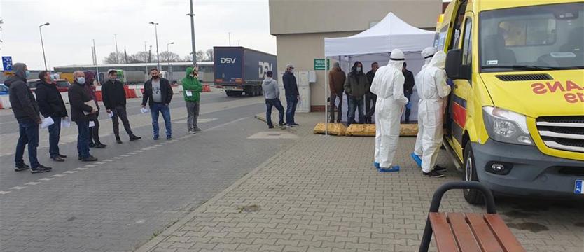 Testy na koronawirusa w terminalu promowym