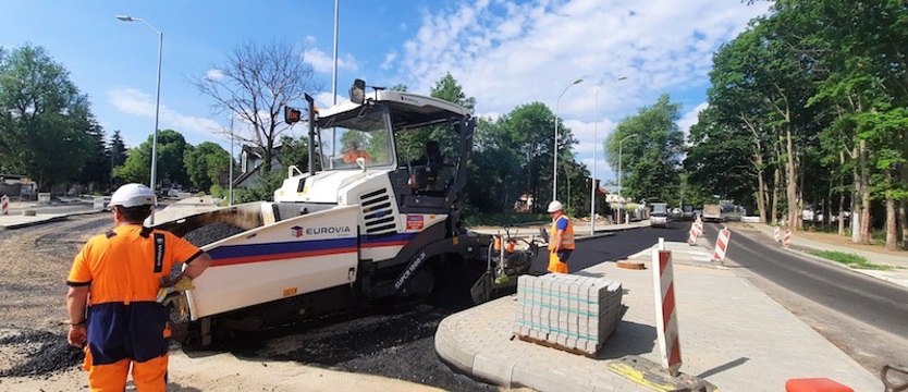 Asfaltują nowe rondo przy ul. Modrej w Szczecinie