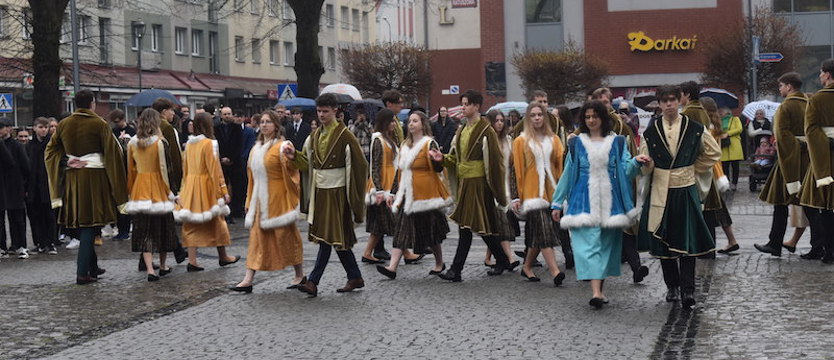 Jubileuszowy Stargardzki Polonez Maturzystów. Tradycjom stało się zadość