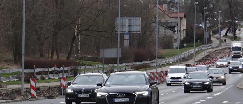 Korki przed IKEĄ. Z trzech wjazdów na parking czynny tylko jeden