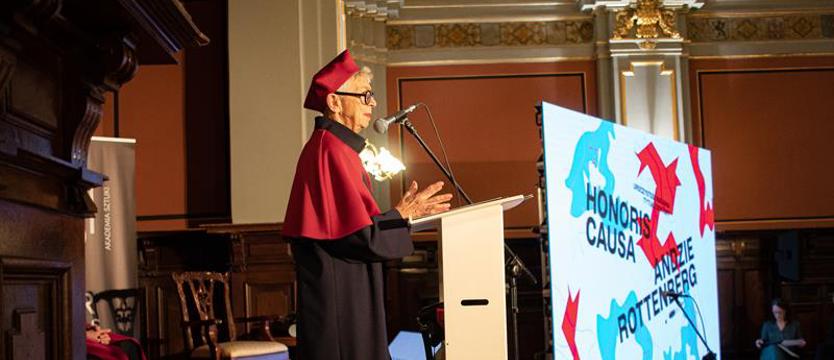 Anda Rottenberg z tytułem doktora honoris causa Akademii Sztuki