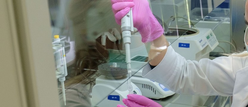 W kraju 324 nowe zakażenia koronawirusem. To o ponad 100 więcej niż tydzień temu