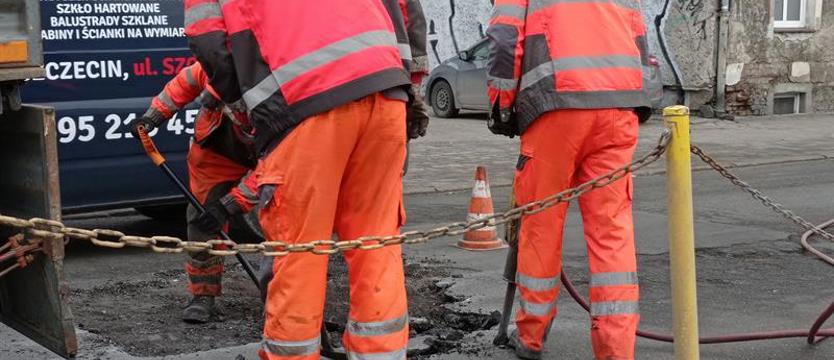 Strabag mocno spuścił z ceny. Rok 2023 z widokami na łatanie jezdni