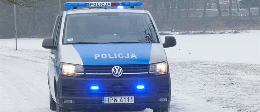Zasłabł i leżał w śniegu. Uratowali mężczyznę przed wyziębieniem