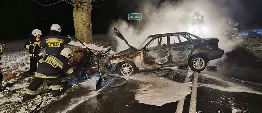 Samochód uderzył w drzewo i stanął w płomieniach