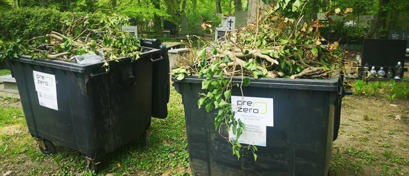 Trwa porządkowanie Cmentarza Centralnego. Zamiast gałęzie zmielić, wrzucili je do śmietników