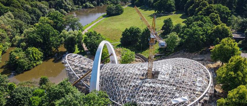 Kolejna ikona współczesnej architektury? Dwa pierwsze „plastry" membrany