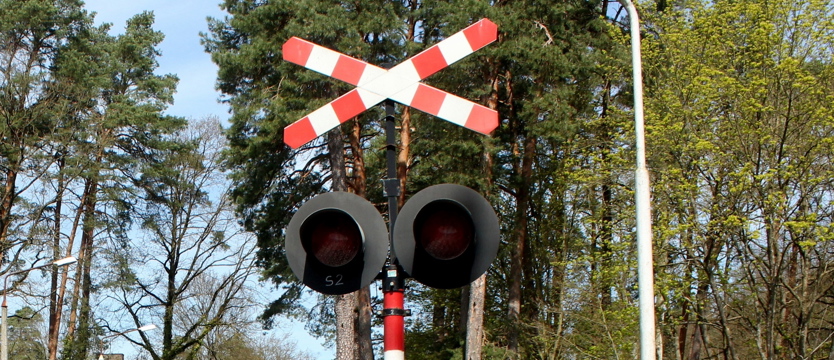 Pod Koszalinem pociąg zderzył się z autem, którym jechała rodzina z Niemiec; jedna osoba nie żyje