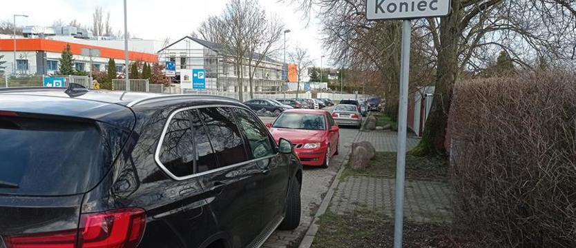 Chaos parkingowy przy ul. Rolnej 