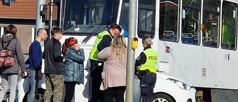Tramwaj zderzył się z samochodem w al. Wojska Polskiego. Stanęły tramwaje