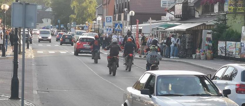 Motocykliści pędzą przez centrum Niechorza i się niczym nie przejmują