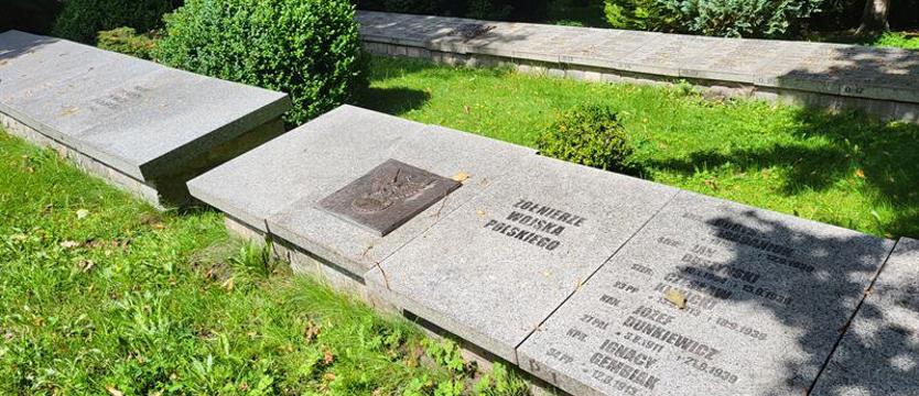 Odnawiają mogiły żołnierzy w Kołobrzegu