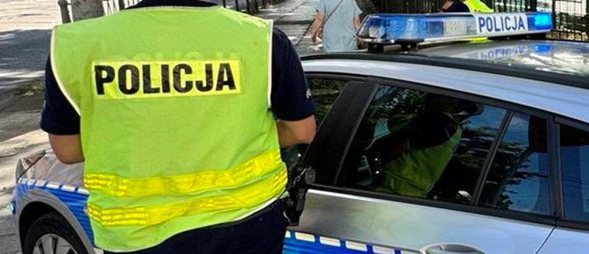 73-latek ciągnął dwa psy za samochodem, dostał mandat