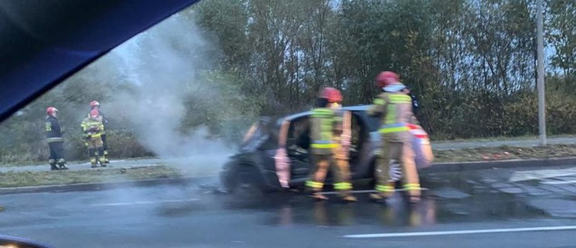 Samochód w ogniu na ul. Hangarowej. Utrudnienia przed mostem Pionierów