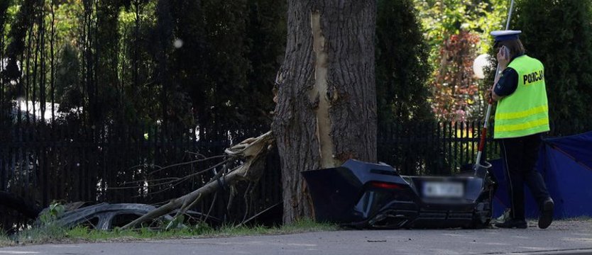 Samochód w płomieniach w Wilanowie. Trzy osoby nie żyją