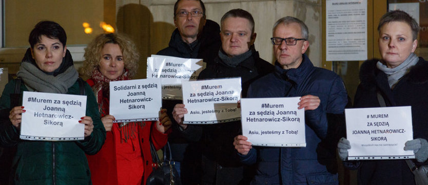 Wiec przed sądem w Szczecinie. Solidarni z sędzią odsuniętą od orzekania