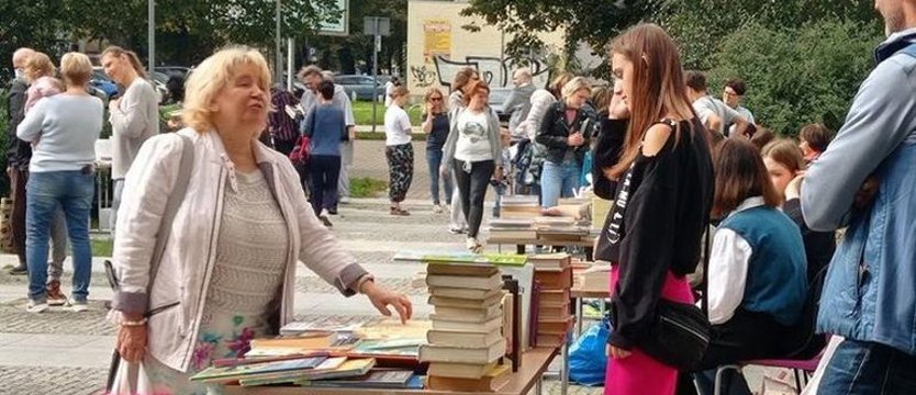 Ceny zaczynają się od złotówki. Kiermasz książki przy fontannie w Pleciudze