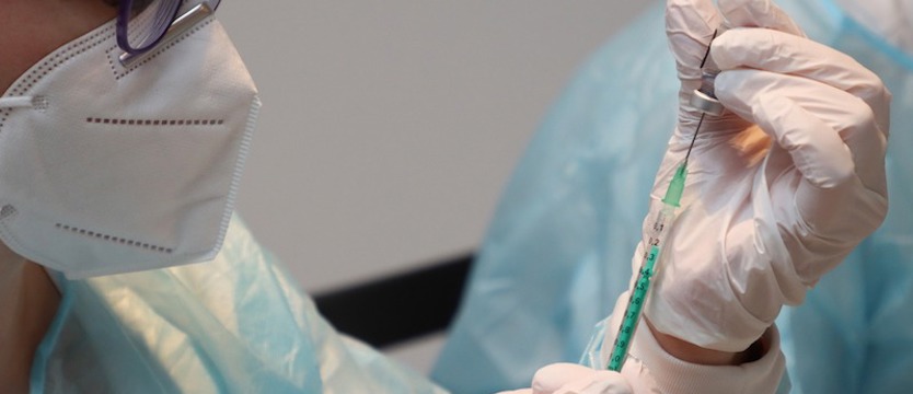 Po podaniu ponad 46,1 mln szczepionek przeciw COVID-19 zgłoszono 16,6 tys. niepożądanych odczynów
