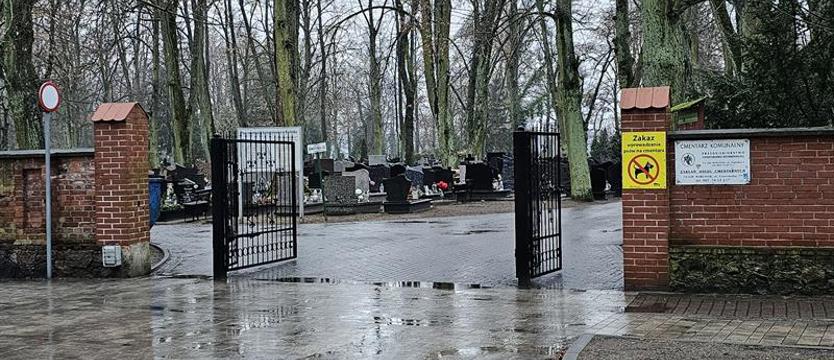 900 złotych za wjazd na cmentarz. Opłaty pobierają nielegalnie