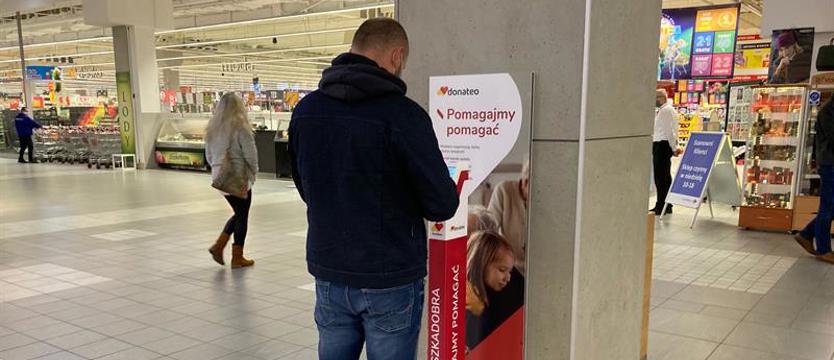 Wsparcie w centrum handlowym. Automat do niesienia pomocy