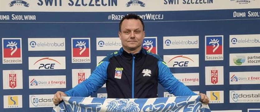 Piłka nożna. Świt z nowym asystentem i testuje