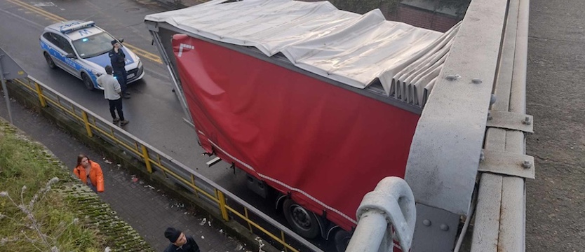 Korki w Stargardzie. Tir utknął pod wiaduktem