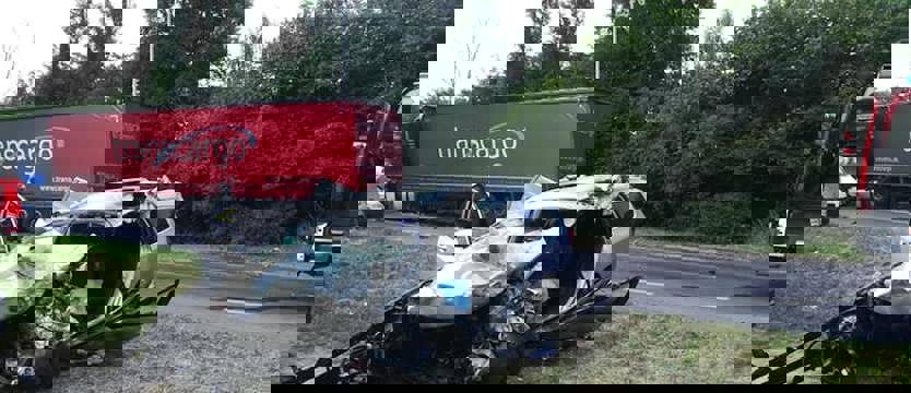 Ruch na ul. Bogumińskiej przywrócony po zderzeniu samochodu osobowego z tirem