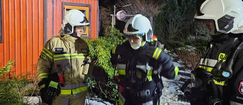 W ogniu stanęło poddasze drewnianego domu w Świnoujściu